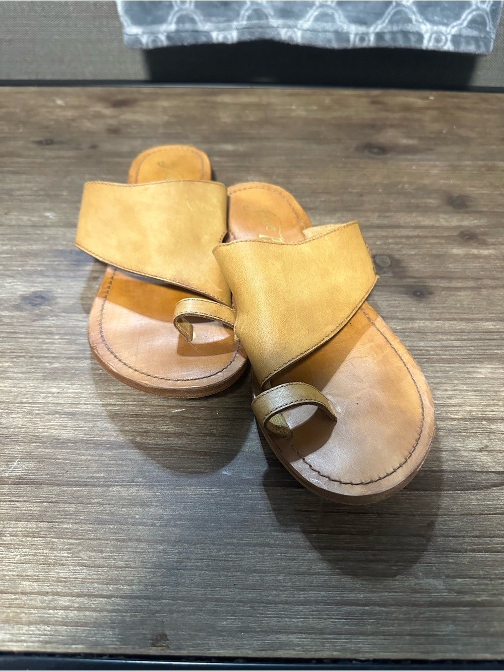 Free People Mustard Tan Leather Toe-Loop Slide Sandals